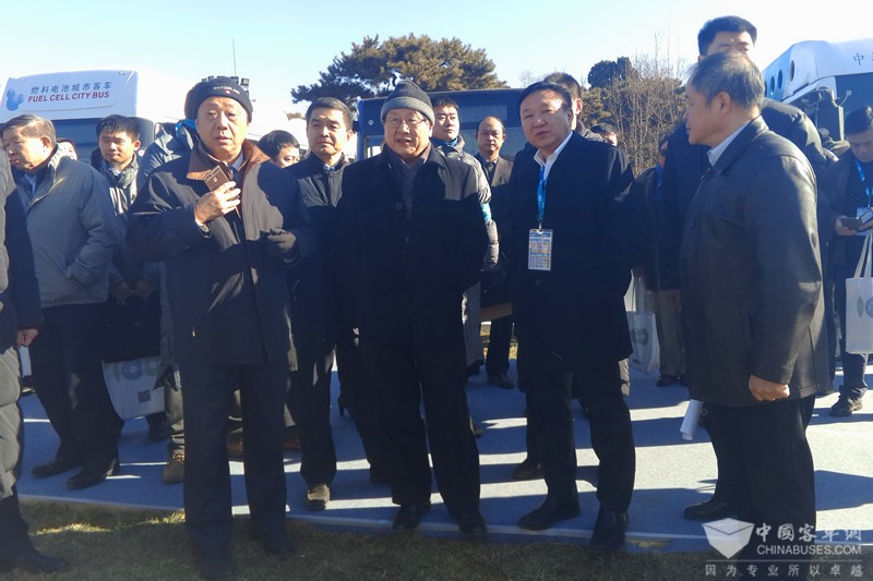 科技部部長萬鋼等嘉賓參觀客車成果