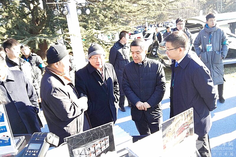 與會(huì)嘉賓參觀微宏展臺(tái)