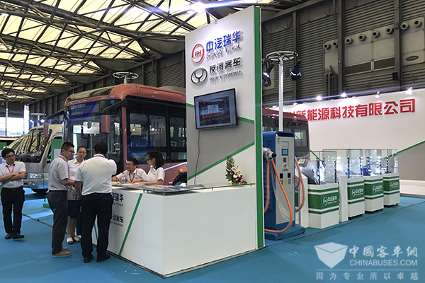 攜新能源汽車全產(chǎn)業(yè)鏈產(chǎn)品 中汽瑞華實力亮相上海灘