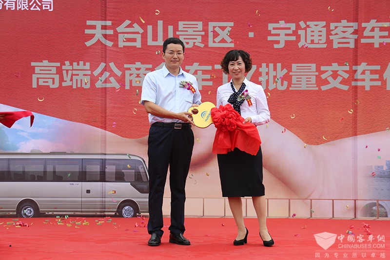 宇通領(lǐng)導向客戶遞交“金鑰匙”