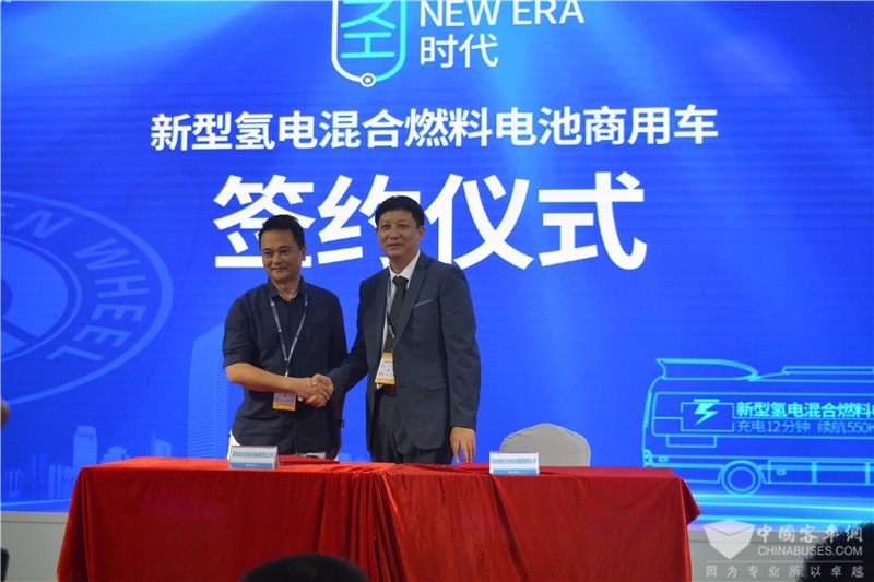 百臺(tái)客車(chē)戰(zhàn)略簽約儀式