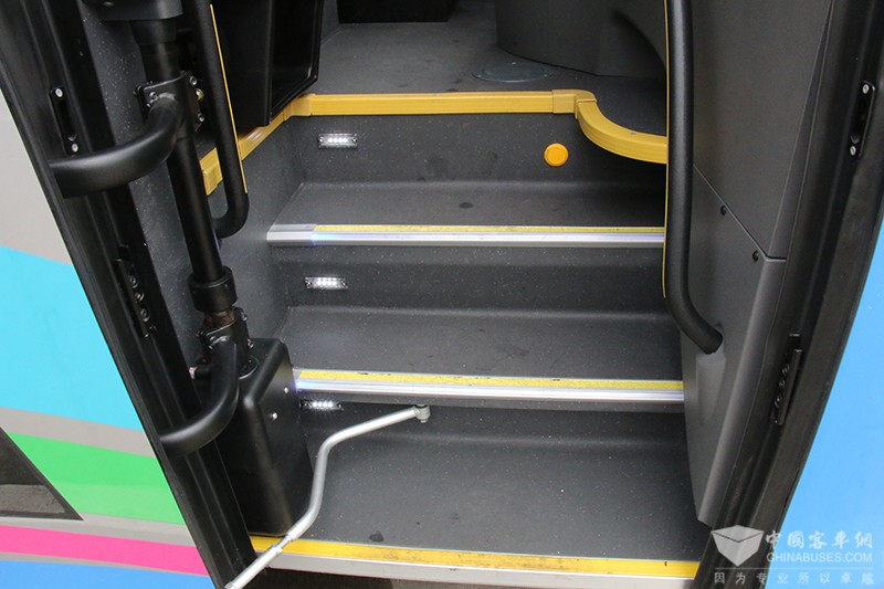 “統(tǒng)領(lǐng)”豪華客車入口