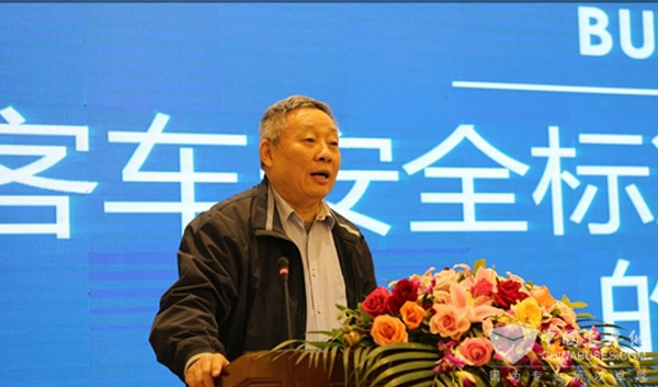 裴志浩：我國(guó)客車(chē)安全標(biāo)準(zhǔn)還有完善空間