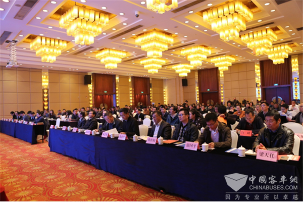 聚焦綠色、安全、技術(shù)創(chuàng)新|2017年中國(guó)客車學(xué)術(shù)年會(huì)在常州召開(kāi)
