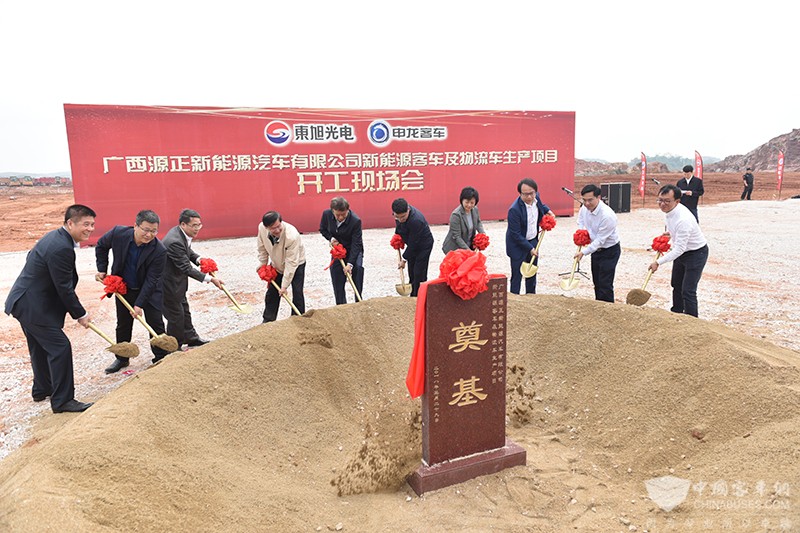 參會(huì)領(lǐng)導(dǎo)與嘉賓共同為項(xiàng)目奠基培土