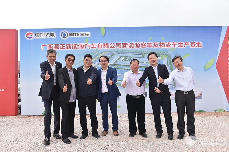 參會(huì)領(lǐng)導(dǎo)與嘉賓為項(xiàng)目開(kāi)工點(diǎn)贊