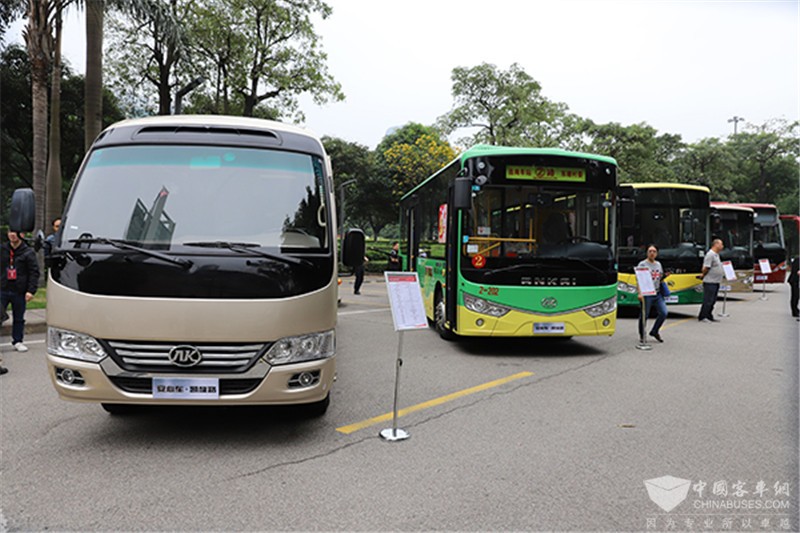 現(xiàn)場陳列安凱多款精品車型