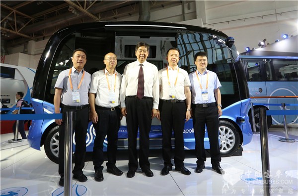 交通運(yùn)輸部黨組成員李建波參觀和體驗(yàn)阿波龍