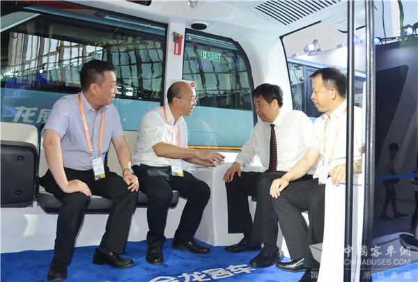 交通運(yùn)輸部黨組成員李建波參觀和體驗(yàn)阿波龍