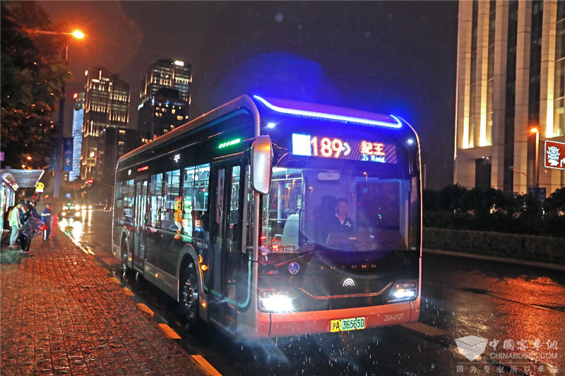 440輛宇通智能網(wǎng)聯(lián)公交獻(xiàn)禮“進(jìn)博會(huì)”
