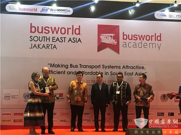 世界客車的大展臺(tái) 首屆世界客車博覽會(huì)東南亞客車展在雅加達(dá)隆重開(kāi)幕