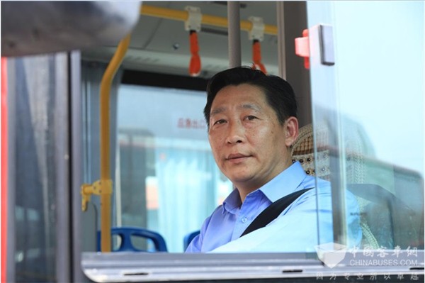 松江公交夏良：每天付出一點點時間 為乘客出行創(chuàng)造美好環(huán)境