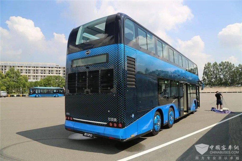 車尾的造型與前臉類似，首尾呼應。配備新一代磷酸鐵鋰電池，整車電量355kWh，續(xù)航里程高達350km，1.5小時即可充滿。