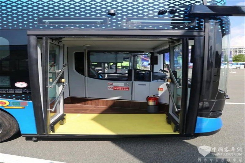 前門為內(nèi)擺門，一級踏步。車門上部設(shè)有投影式歡迎燈，夜間照明的同時會打出“歡迎”兩個字，營造出一種溫馨的氣氛。