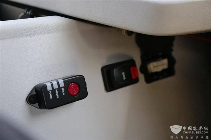 儀表臺左側(cè)下方的緊急按鈕