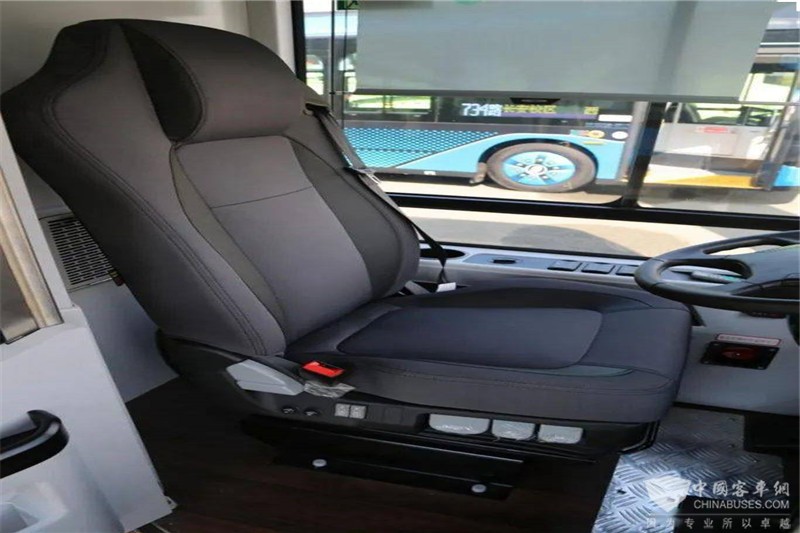 全新多功能座椅包裹性很強，帶有通風、加熱、按摩等功能，有效緩解駕駛疲勞。