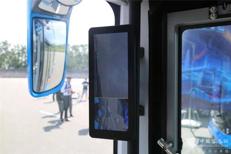 后視鏡為整體式設(shè)計，配有電動調(diào)節(jié)。電子后視鏡的顯示屏設(shè)置在左右兩側(cè)A柱上，這也是商用車目前的發(fā)展趨勢。