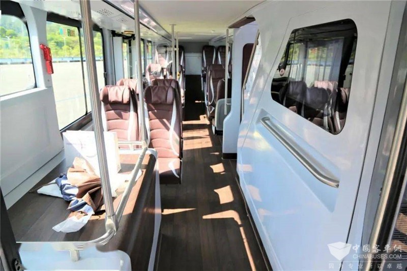 該車設(shè)有59個座位，最大承載119人。內(nèi)飾設(shè)計十分高雅，木紋地板白色墻壁軟質(zhì)頂棚。