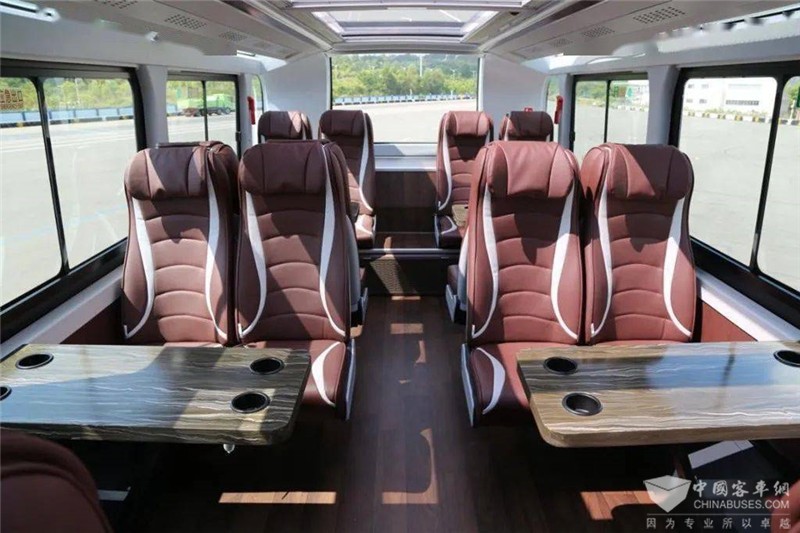 二層車尾設(shè)有對向座椅，不封尾設(shè)計讓人感覺整個二層更加通透，絲毫不壓抑。