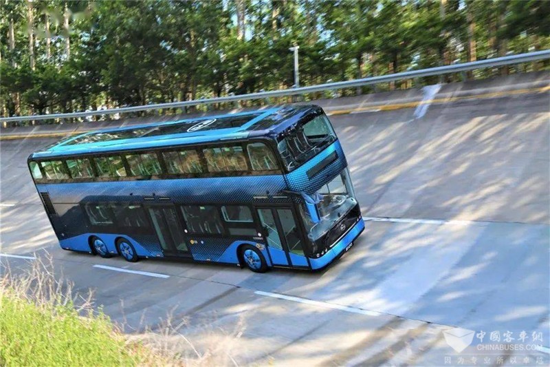 可以看到，雖然比亞迪全新一代純電動客車配置更高設(shè)計更前衛(wèi)，但始終沒有忘記公交車為人服務的初心，同時努力幫助用戶進一步提高運營安全，降低維保成本。
