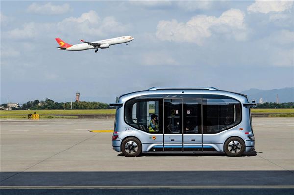 國內(nèi)首例機(jī)坪內(nèi)載人測試 宇通無人駕駛巴士進(jìn)駐長沙黃花機(jī)場