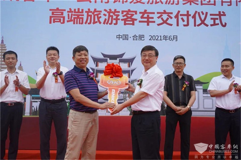 30臺(tái)安凱高端定制旅游客車交付云南錦愛旅游