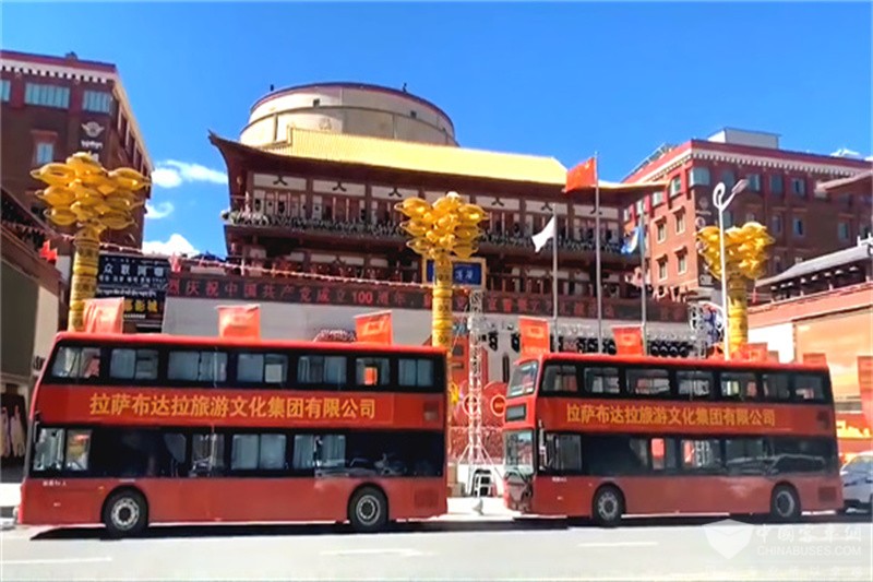 4、比亞迪K8S駛過(guò)藏游壇城