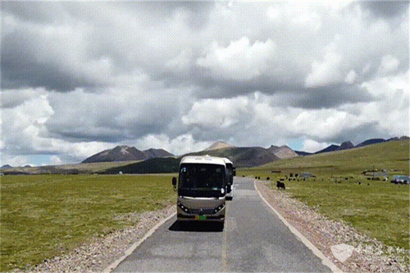 10、比亞迪客車行駛在“天路”