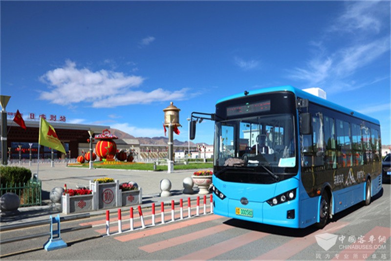 17、比亞迪B8駛過(guò)日喀則火車站