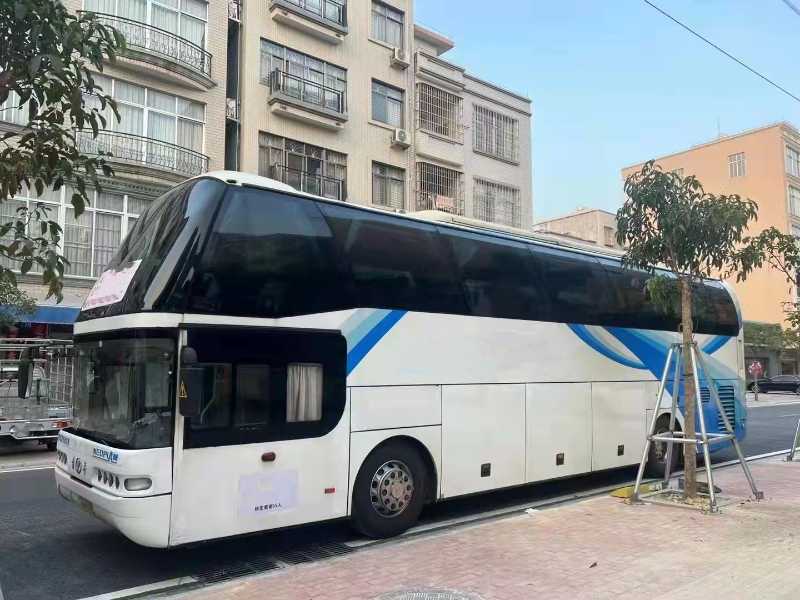 2014年國四55座一層半帶中門司機睡艙青年客車
