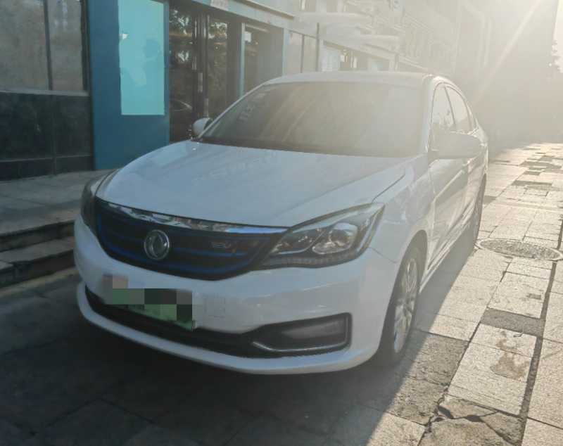  風神牌新能源純電動小型轎車