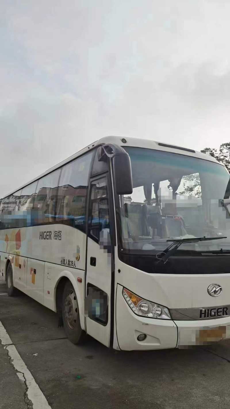 國(guó)四39座有緩速器通倉(cāng)海格6898型客車(chē)