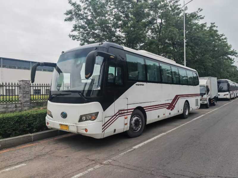 國(guó)五46座東北配鍋爐暖氣佰斯威6111中門車