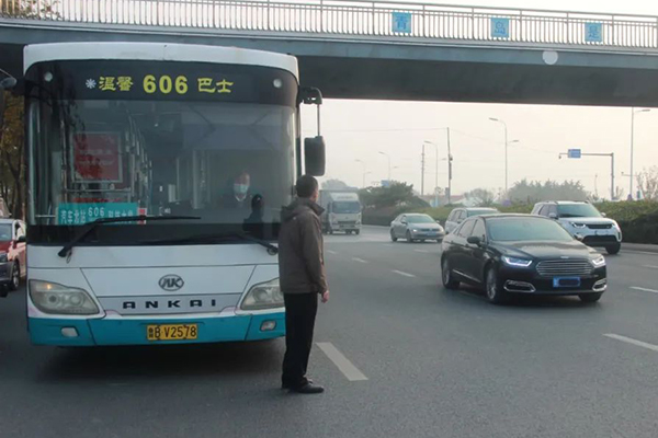 老司機總結(jié)“鬼探頭”高頻出沒點 支招車主和行人如何安全通過