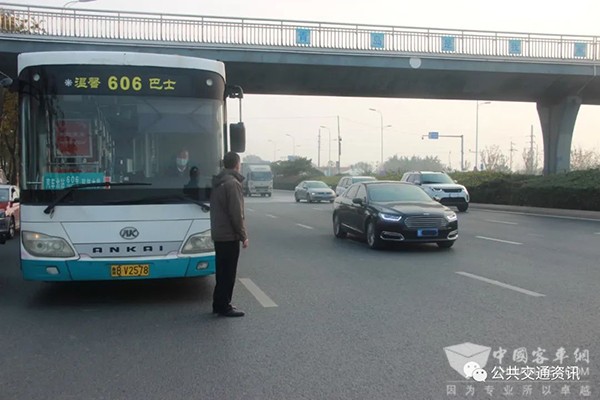 城運(yùn)控股 交運(yùn)溫馨巴士 鬼探頭 安全通過