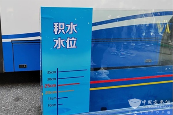 公交車輛 臺(tái)風(fēng)天氣 安全駕駛