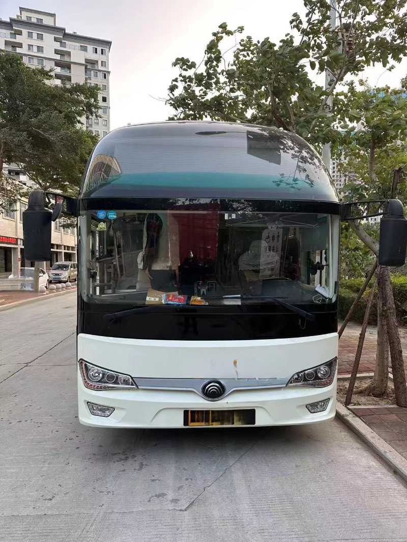 兩臺(tái)雙檔齊全國五39座半臥宇通6128旅游車