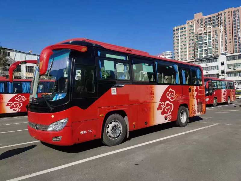  兩臺(tái)國五38座天然氣宇通6906氣囊車