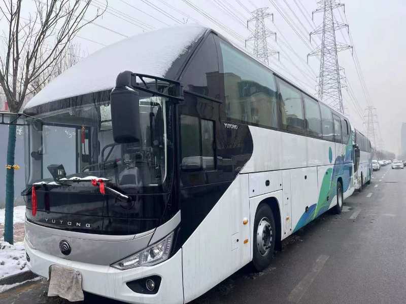 2023年8月 三臺(tái)準(zhǔn)新國六54座非營運(yùn)東北配宇通6128客車