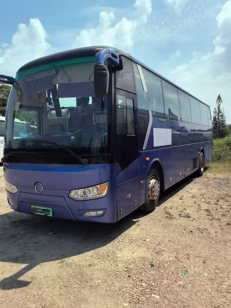 多臺(tái)粵牌51座非營(yíng)運(yùn)金旅6112油電混合客車