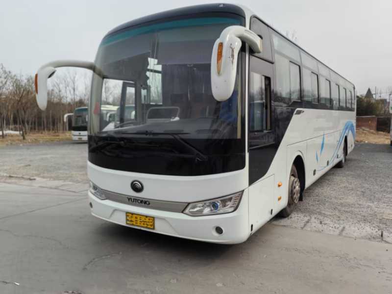 2015年12月多臺非營運55座宇通6125油混車