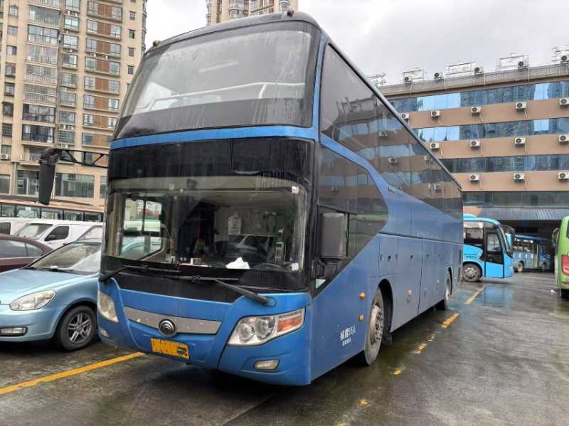 2015年7月上牌國(guó)四55座一層半宇通6126氣囊旅游車(chē)