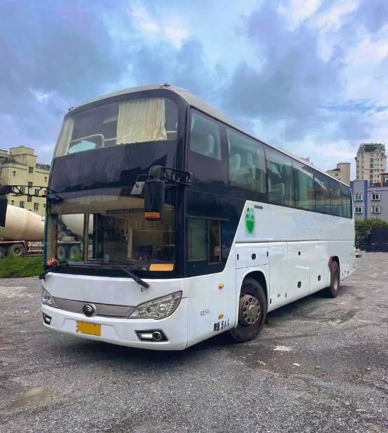 2017年4月上牌粵牌國五54座一層半宇通旅游車