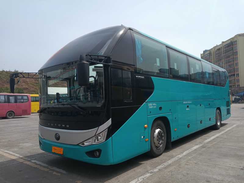 2024年上牌兩臺準新國六37座2+1宇通大商務保姆車