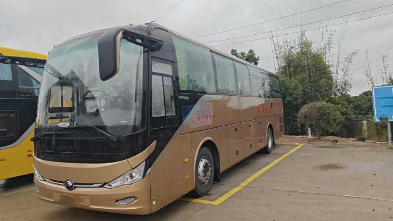 2023年7月國六帶中門48座宇通6117旅游車