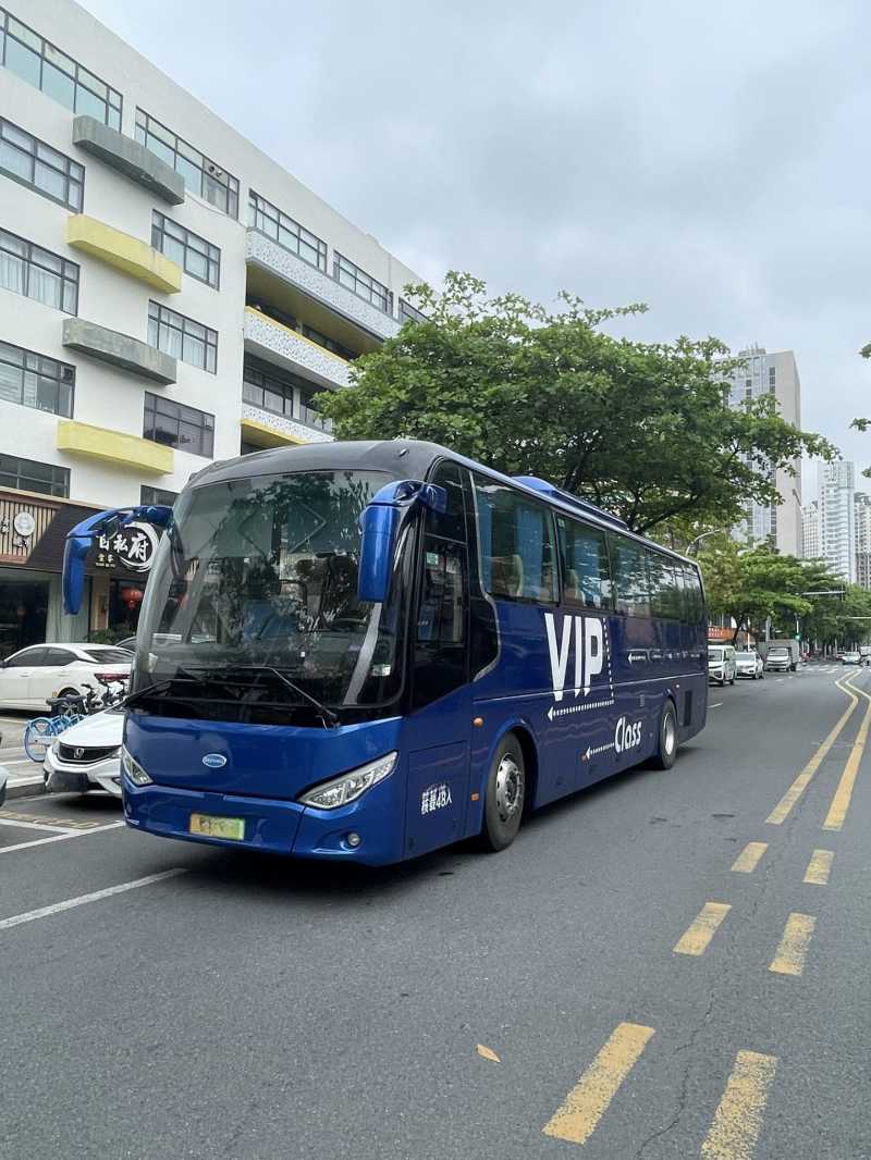 2019年1月上牌多臺(tái)續(xù)航300公里48座氣囊中門(mén)開(kāi)沃6117旅游電車