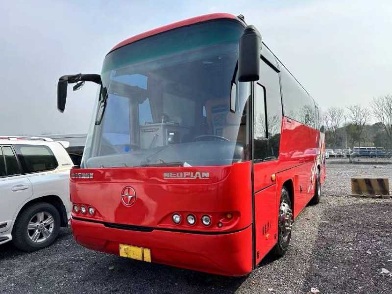 非營(yíng)運(yùn)19座2+1半臥國(guó)五帶腿托北方尼奧普蘭6903客車