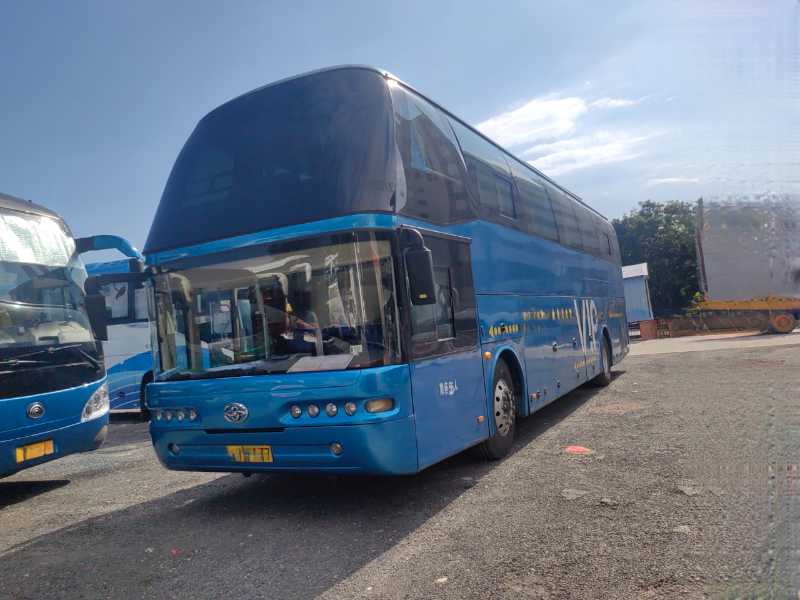 2015年9月上牌粵牌55座帶司機(jī)睡鋪原廠衛(wèi)生間穗通6120氣囊旅游車