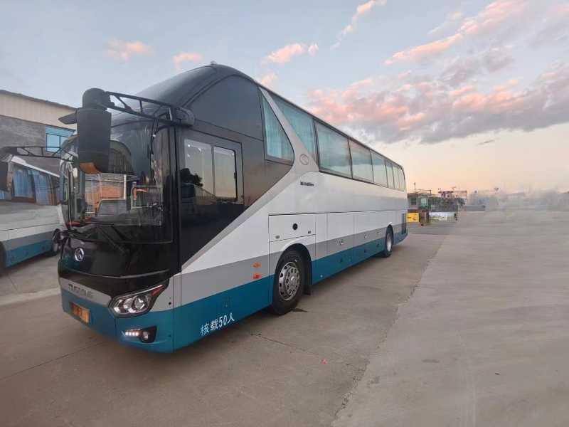 2021年上牌多臺(tái)一層半斜玻璃雙風(fēng)擋大金龍6125旅游車