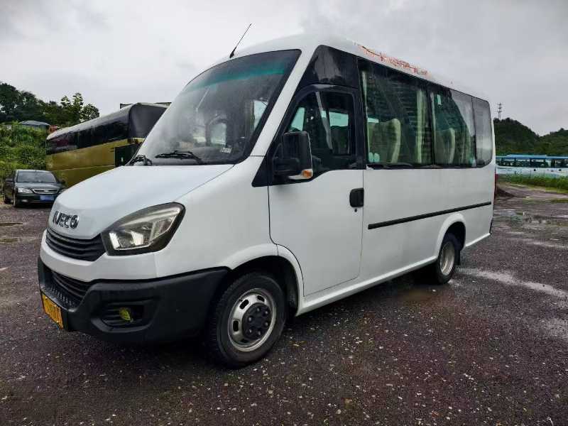 2023年10月 可提雙檔國(guó)六17座依維柯6606中型旅游車 